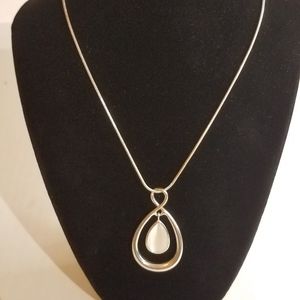 Silvertone necklace j245